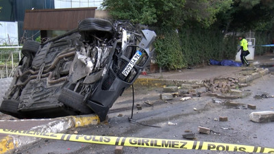 İstanbul’da korkunç kaza! Otomobil kaldırımdaki kişiye çarptı: Ölü ve yarılar var