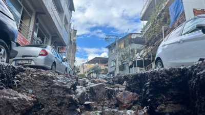 Bayraklı'da yağmur değil, çile yağdı: Kazılan yollar dereye döndü!