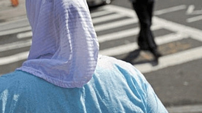 Müslüman kadını yakmaya çalıştılar