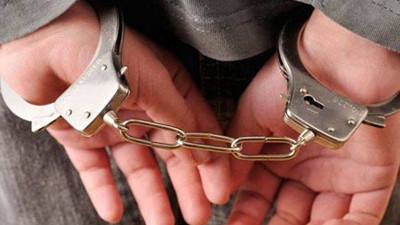 Kelepçesini çözüp jandarmaya saldırdı