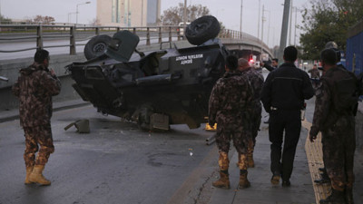 Zırhlı polis aracı üst geçitten düştü