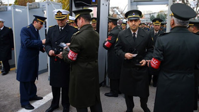 Askerler Anıtkabir'de yine arandı