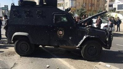 Zırhlı polis aracı devrildi