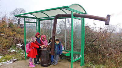 Üşüyen öğrenciler için durağa soba kurdu