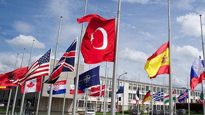 Bayraklar Reina saldırısı için yarıya indirildi