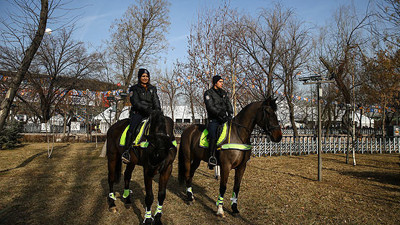 AKP toplantısında atlı polisler!