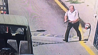 Darbecilere elinde silahla direnmiş