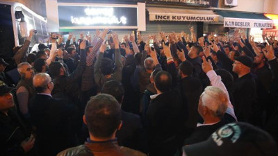150 kişilik grup Özdağ ve Halaçoğlu'nun toplantısını bastı