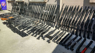 Sünnet kıyafeti dükkanında cephanelik