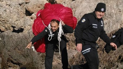 100 kilogramlık Türk Bayrağı'nı sırtladı