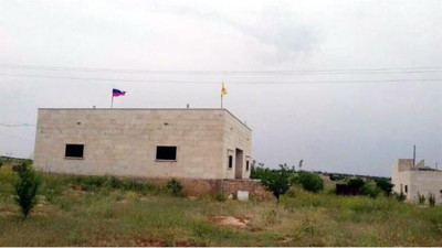 Rus bayrağıyla YPG paçavrası yan yana!