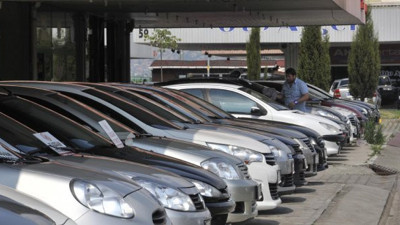 Kilometre düşürüp araç satan galericiye hapis