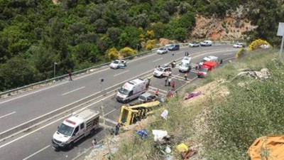 Tur minibüsü devrildi: 24 ölü