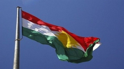 Barzani sözde Kürdistan bayraklarını indirmiyor!