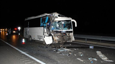 Minibüs tıra çarptı: 16 yaralı