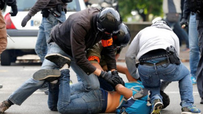 Fransa'da göstericilere polis müdahalesi