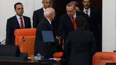 Meclis yine 'Atatürk'süz açıldı