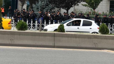 Belediye önünde polis barikat kurdu: Ankara'da neler oluyor?