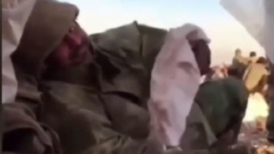 Komutan 8 günlük kızının kıyafetini böyle kokladı