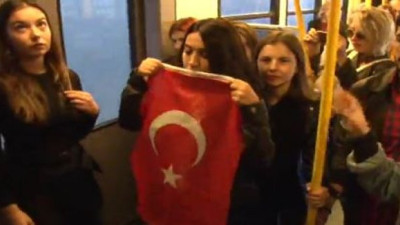 İzmir metrosunda İstiklal Marşı'na 10. Yıl Marşı ile cevap