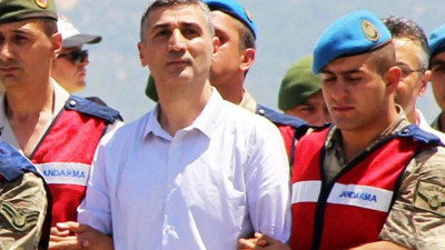 Sanıklar ve şehit yakınları birbirine girdi