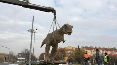 Melih Gökçek'in dinozoru da kaldırıldı