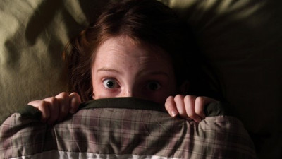 Evde yalnızken neden korkarız?