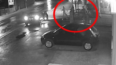 2 futbolcu camiye bira şişesi fırlattı