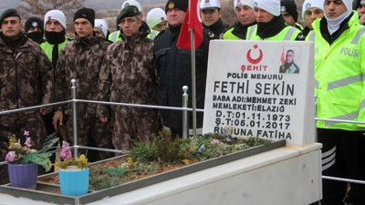 Fethi Sekin kabri başında anıldı