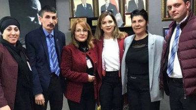 MHP kadın kollarına 2 erkek