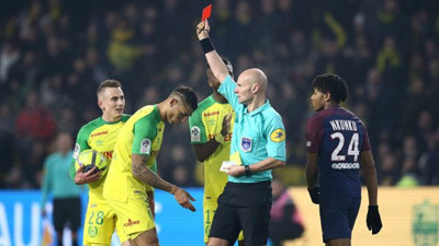 Hakemden futbolcuya çelme ve kırmızı kart