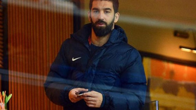 Arda Turan'a 'fındık göndermeli' pankart