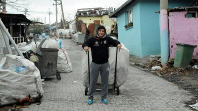 Dünya şampiyonu geçimini kağıt toplayarak sağlıyor