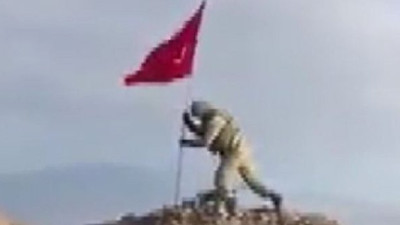 Mehmetçik Darmık Dağı'na Türk Bayrağı'nı böyle dikti