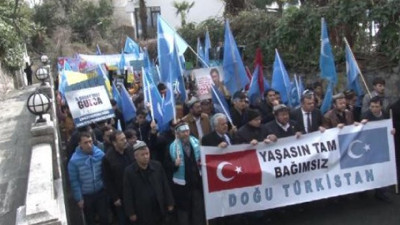 Çin Başkonsolosluğu önünde arbede