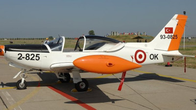 İzmir'de askeri eğitim uçağı düştü