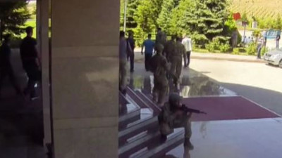 Zekai Aksakallı şehit Halisdemir'i alnından böyle öpmüş