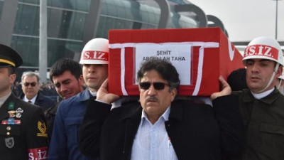 Şehit babası oğlunun tabutunu omuzladı