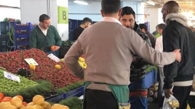 Beşiktaşlı Atiba, semt pazarına alişverişe çıkt!