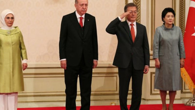 Güney Kore Lideri'nden İstiklal Marşı'nda asker selamı