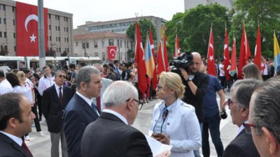 19 Mayıs töreninde saygı duruşu gerginliği!