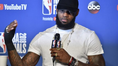 Lebron kırık elle oynadı