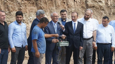 Kaymakam, AKP'li adayın mikrofonunu tuttu