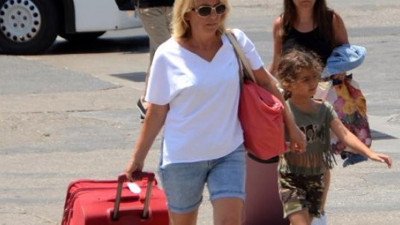 Tatilciler oy kullanmak için dönüyor