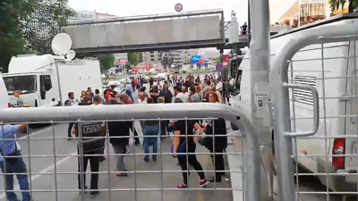 Polisten YSK önündeki vatandaşa "Burayı terk edin"