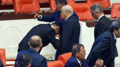 İYİ Partili vekil Bahçeli'nin elini öptü