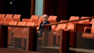 Kahraman, Meclis'i bırakmıyor