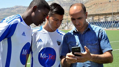 Teknik heyet futbolcular ile translate yolu ile anlaşıyor