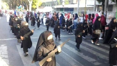 Çocukları silahlı ve peçeli yürüttüler