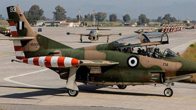 Yunanistan’da eğitim uçağı düştü